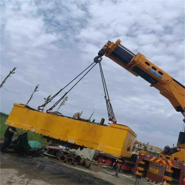 松滋吊运集装箱的吊车